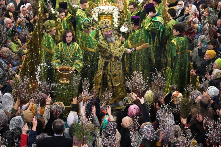 Митрополит Новосибирский и Бердский Никодим освящает вербы во время богослужения в Вознесенском кафедральном соборе в Новосибирске