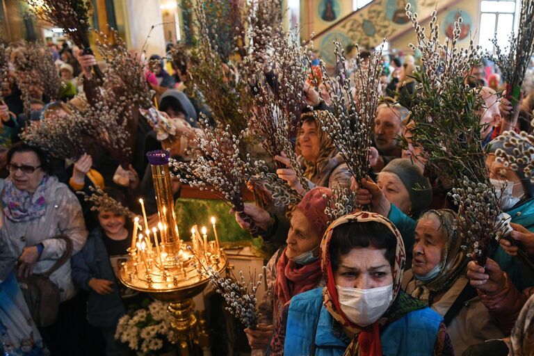 Прихожане в Вознесенском кафедральном соборе в Новосибирске