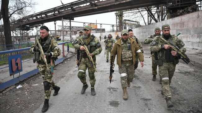 Бойцы специального отряда быстрого реагирования Ахмат на освобожденном металлургическом комбинате имени Ильича в Мариуполе