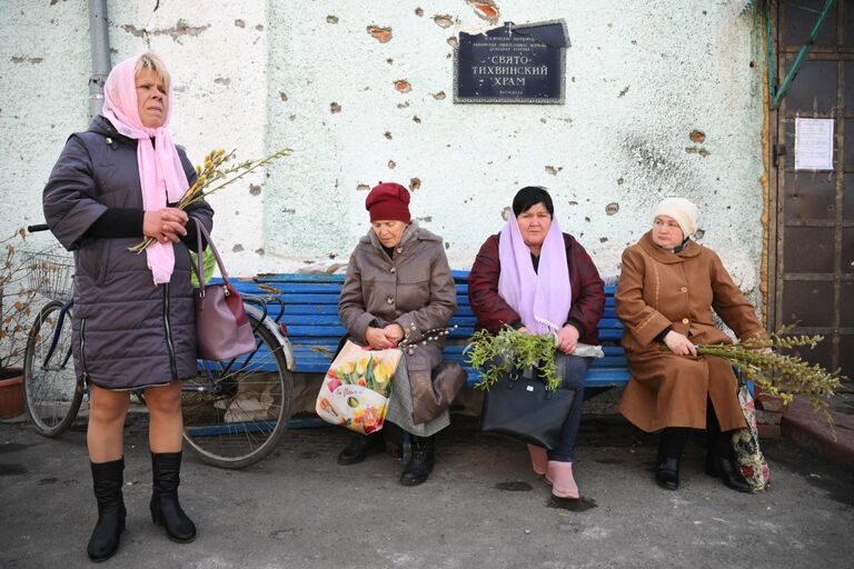 Верующие у Свято-Тихвинского храма в Волновахе на праздновании Входа Господня в Иерусалим