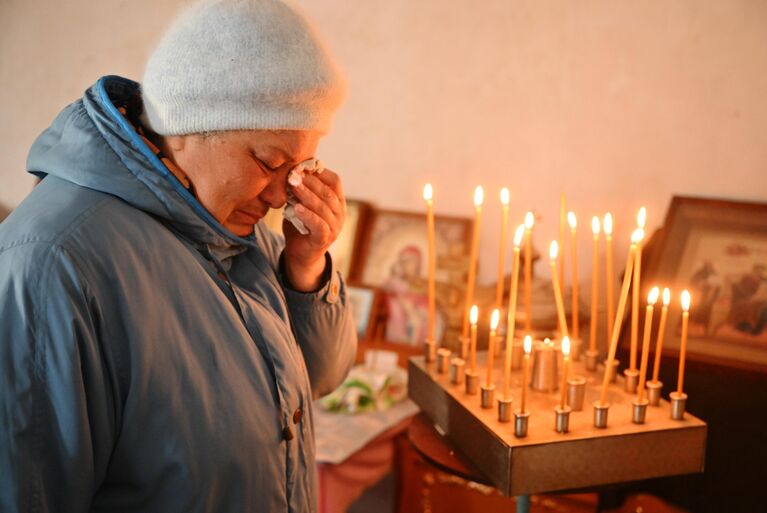 Верующая в Свято-Тихвинском храме в Волновахе на праздновании Входа Господня в Иерусалим