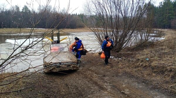 Сотрудники МЧС во время работы по спасению туристов, пропавших во время сплава в Свердловской области