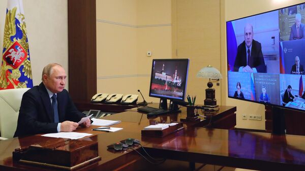 Президент РФ Владимир Путин проводит совещание в режиме видеоконференции