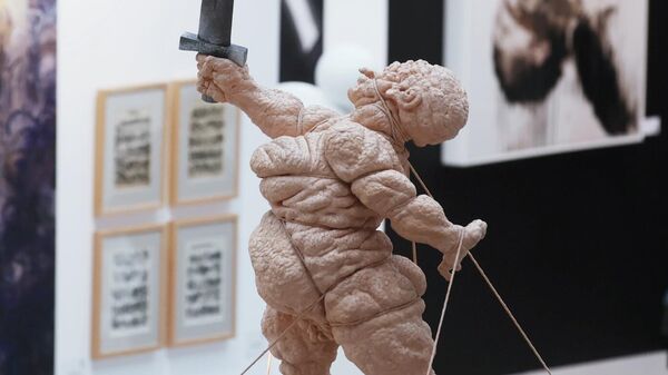 Скульптура художника-акциониста Олега Кулика Большая Мать