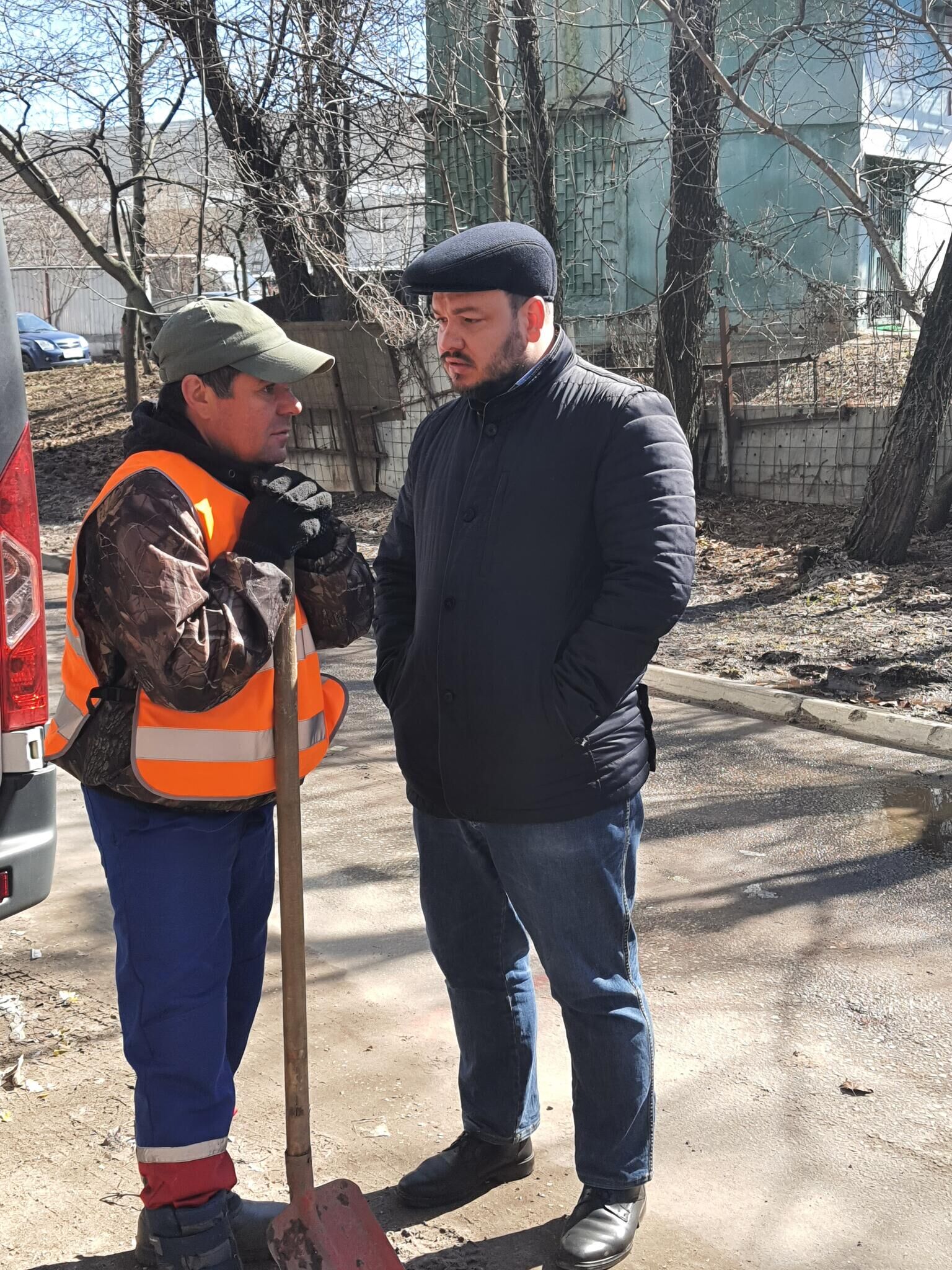 Директор приюта Теплый прием Илья Кусков общается со своим подопечным - РИА Новости, 1920, 18.04.2022