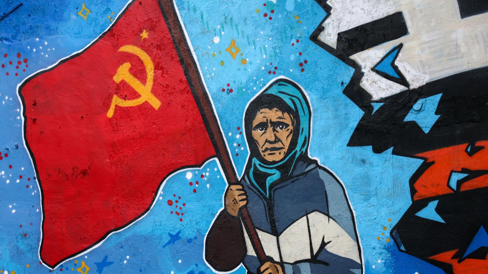 Граффити с изображением бабушки с красным флагом - РИА Новости, 1920, 03.06.2022