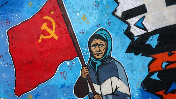 Граффити с изображением бабушки с красным флагом на фасаде здания в Мурманске