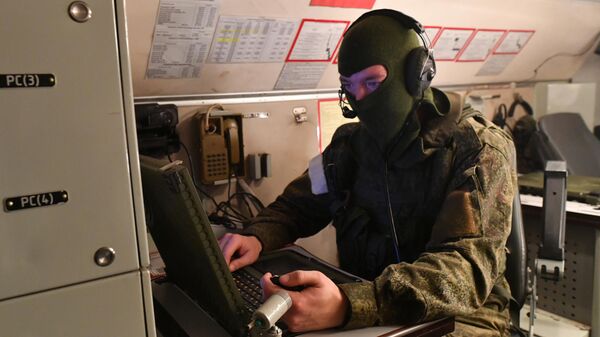 Военнослужащий в кабине управления ОТРК Искандер в зоне спецоперации