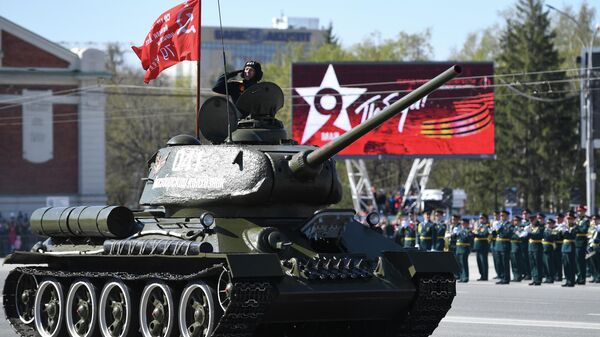 Танк Т-34-85 на военном параде в честь годовщины Победы в Великой Отечественной войне в Новосибирске.