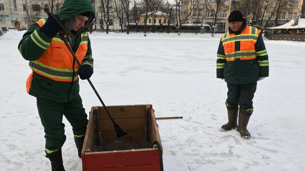 Работники ГУП Мосводосток проводят аэрацию водоема