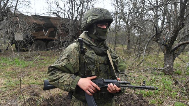 Военнослужащий возле оперативно-тактического ракетного комплекса Искандер на Харьковском направлении в зоне проведения специальной военной операции на Украине