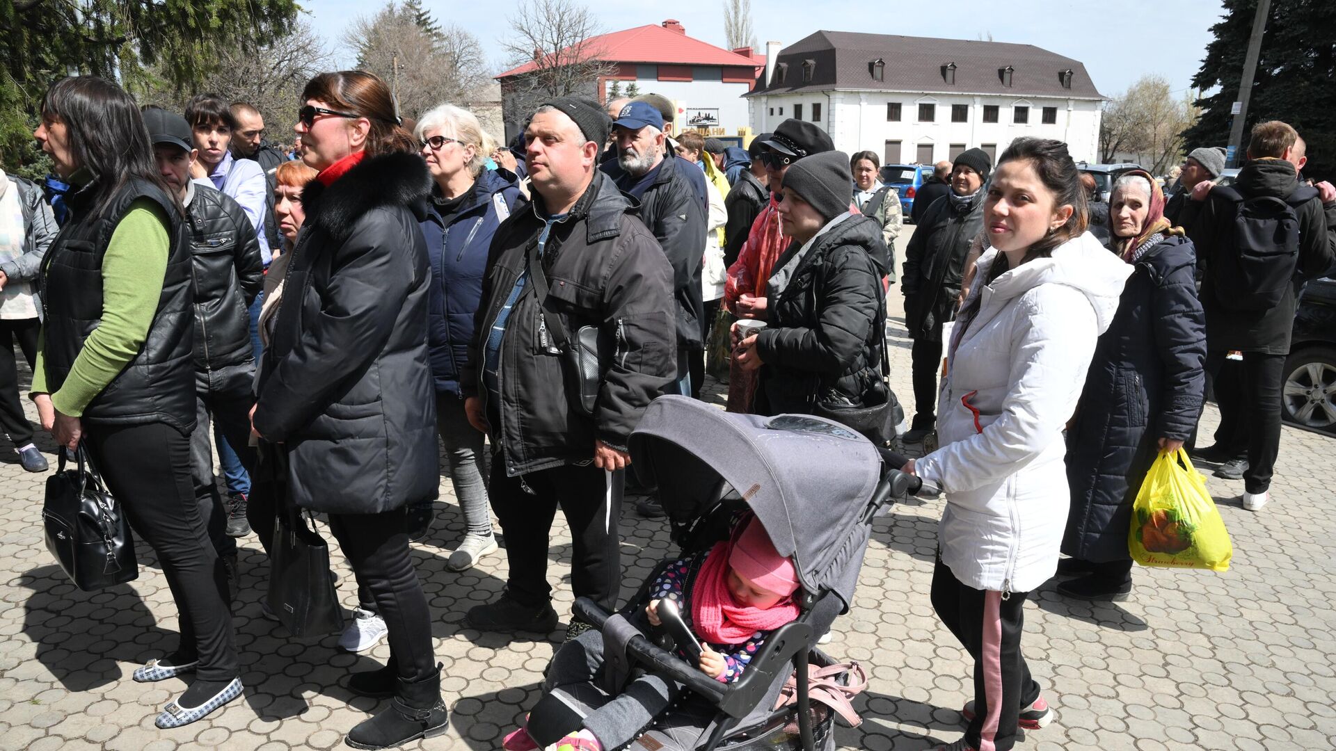Эвакуированные жители Мариуполя получают гуманитарную помощь в поселке Володарское - РИА Новости, 1920, 16.05.2022