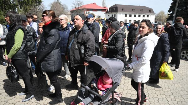 Эвакуированные жители Мариуполя получают гуманитарную помощь в поселке Володарское