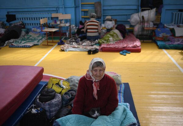 Женщина в спортивном зале лицея №2 города Старобельска, где временно разместились беженцы из Рубежного
