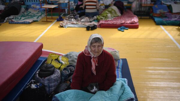 Женщина в спортивном зале лицея №2 города Старобельска, где временно разместились беженцы из Рубежного4