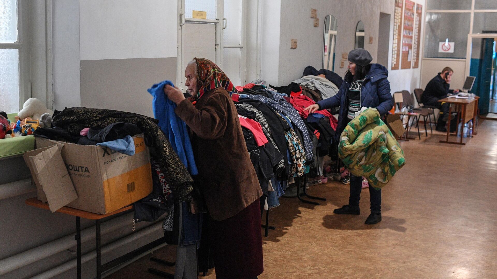 Беженцы из Рубежного выбирают одежду в пункте временного размещения в лицее №2 города Старобельска - РИА Новости, 1920, 20.04.2022
