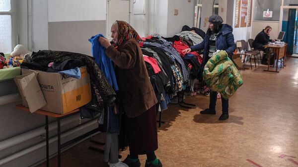 Беженцы из Рубежного выбирают одежду в пункте временного размещения в лицее №2 города Старобельска5