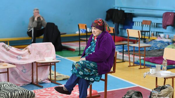 Женщина в спортивном зале лицея №2 города Старобельска, где временно разместились беженцы из Рубежного6