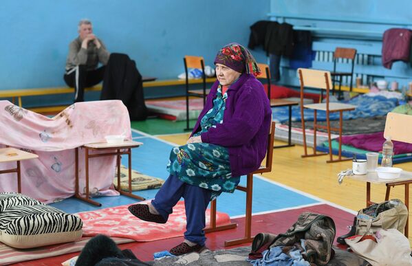 Женщина в спортивном зале лицея №2 города Старобельска, где временно разместились беженцы из Рубежного