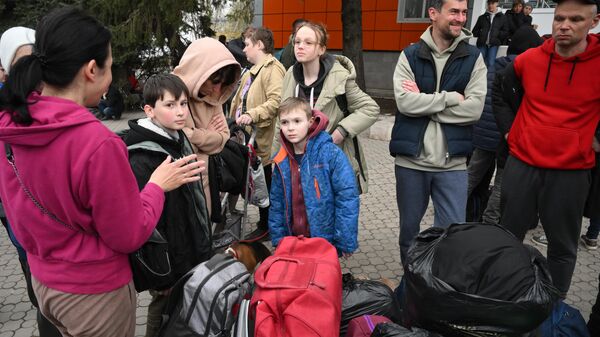 Эвакуированные жители Мариуполя перед отправкой на территорию РФ