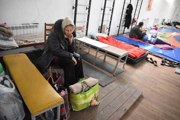 Эвакуированные жители Мариуполя в пункте временного размещения беженцев в здании спортивного клуба в селе Володарское