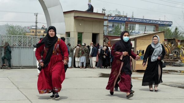Родственники пострадавших от взрывов в Кабуле рядом с больницей 