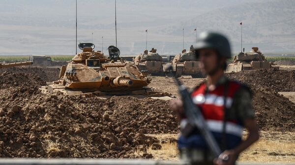 Турецкие солдаты проводят военные учения возле пропускного пункта Хабур (между Турцией и Ираком)