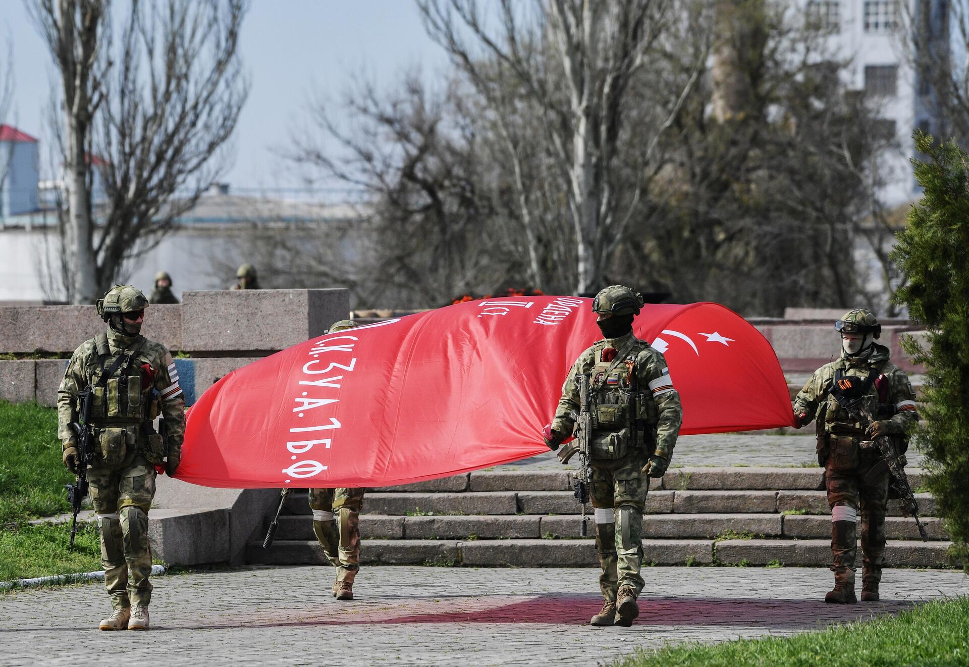 Военнослужащие Росгвардии подняли копию Знамени Победы на Аллее Славы в Херсоне - РИА Новости, 1920, 28.04.2022