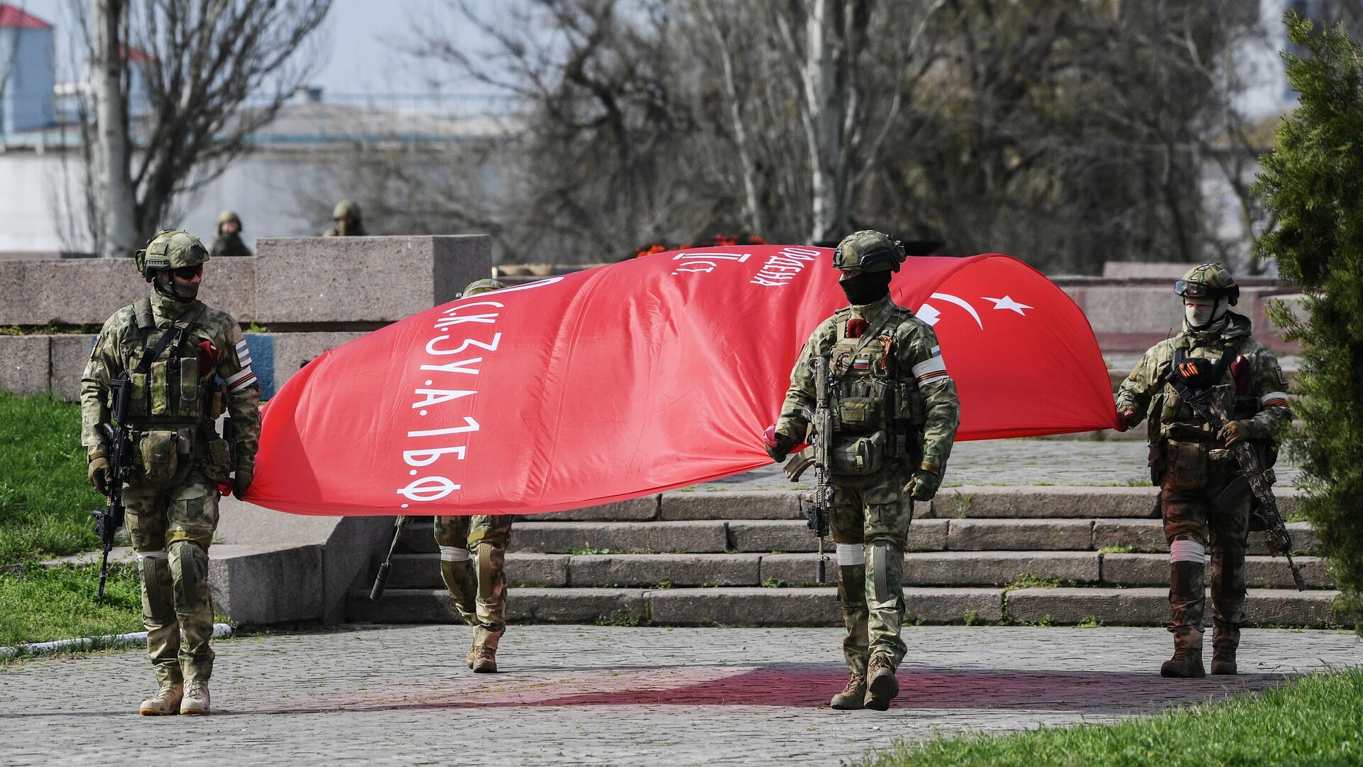 Военнослужащие Росгвардии подняли копию Знамени Победы на Аллее Славы в Херсоне - РИА Новости, 1920, 25.04.2022