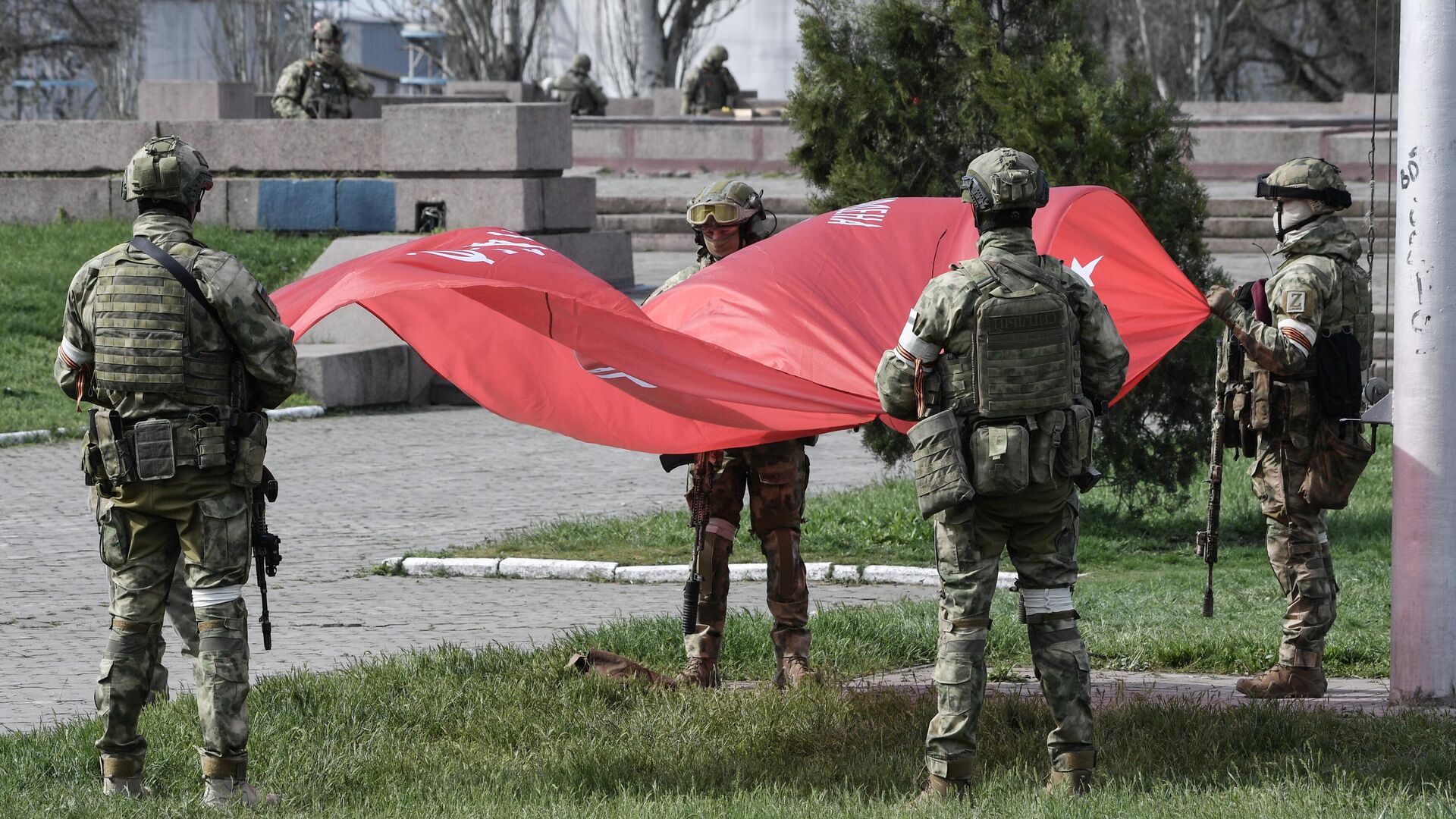 Военнослужащие Росгвардии подняли копию Знамени Победы на Аллее Славы в Херсоне - РИА Новости, 1920, 21.04.2022