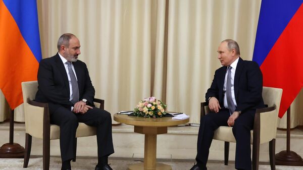 Президент РФ Владимир Путин и премьер-министр Армении Никол Пашинян (слева) во время встречи
