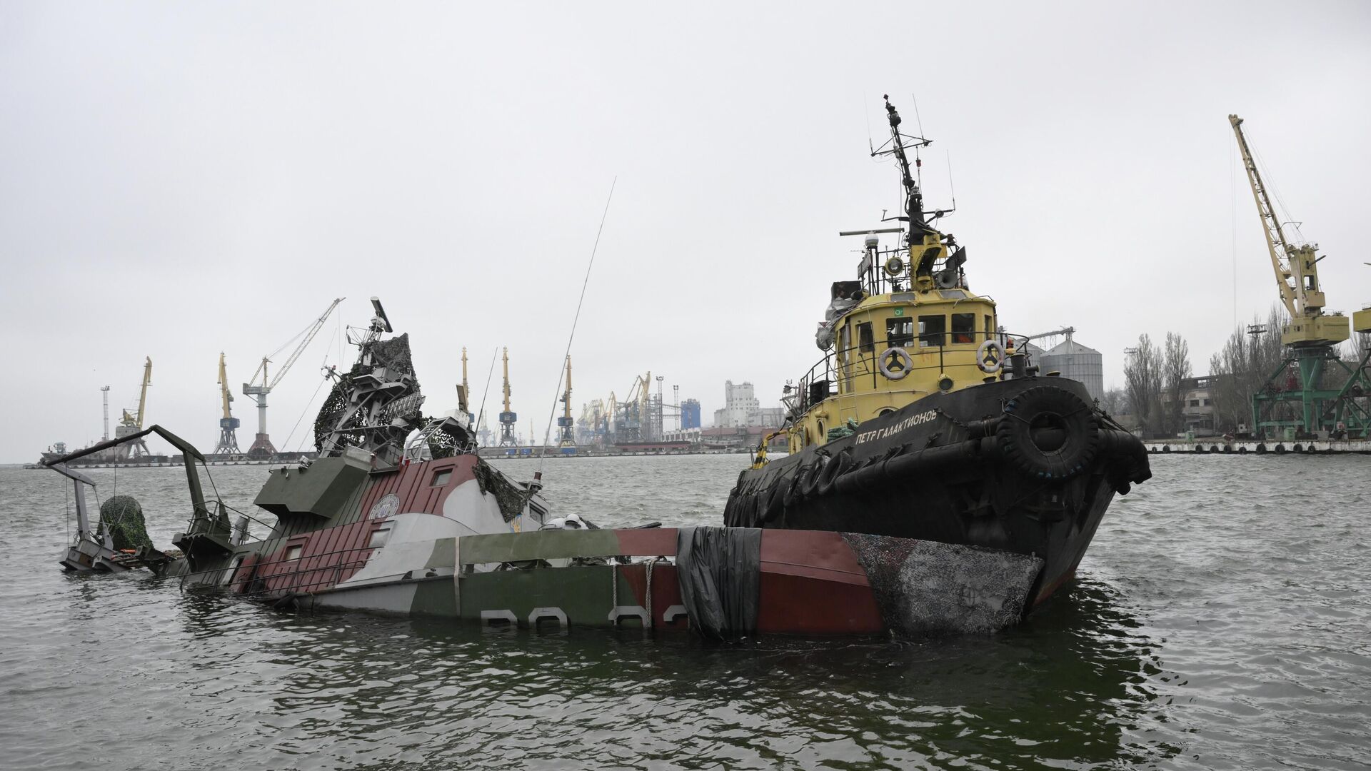 Буксирный катер Петр Галактионов и потопленный катер морской охраны в морском торговом порту Мариуполя - РИА Новости, 1920, 22.04.2022