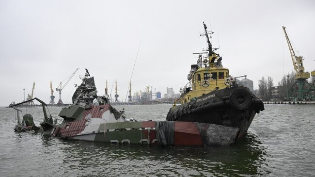 Буксирный катер Петр Галактионов и потопленный катер морской охраны в морском торговом порту Мариуполя