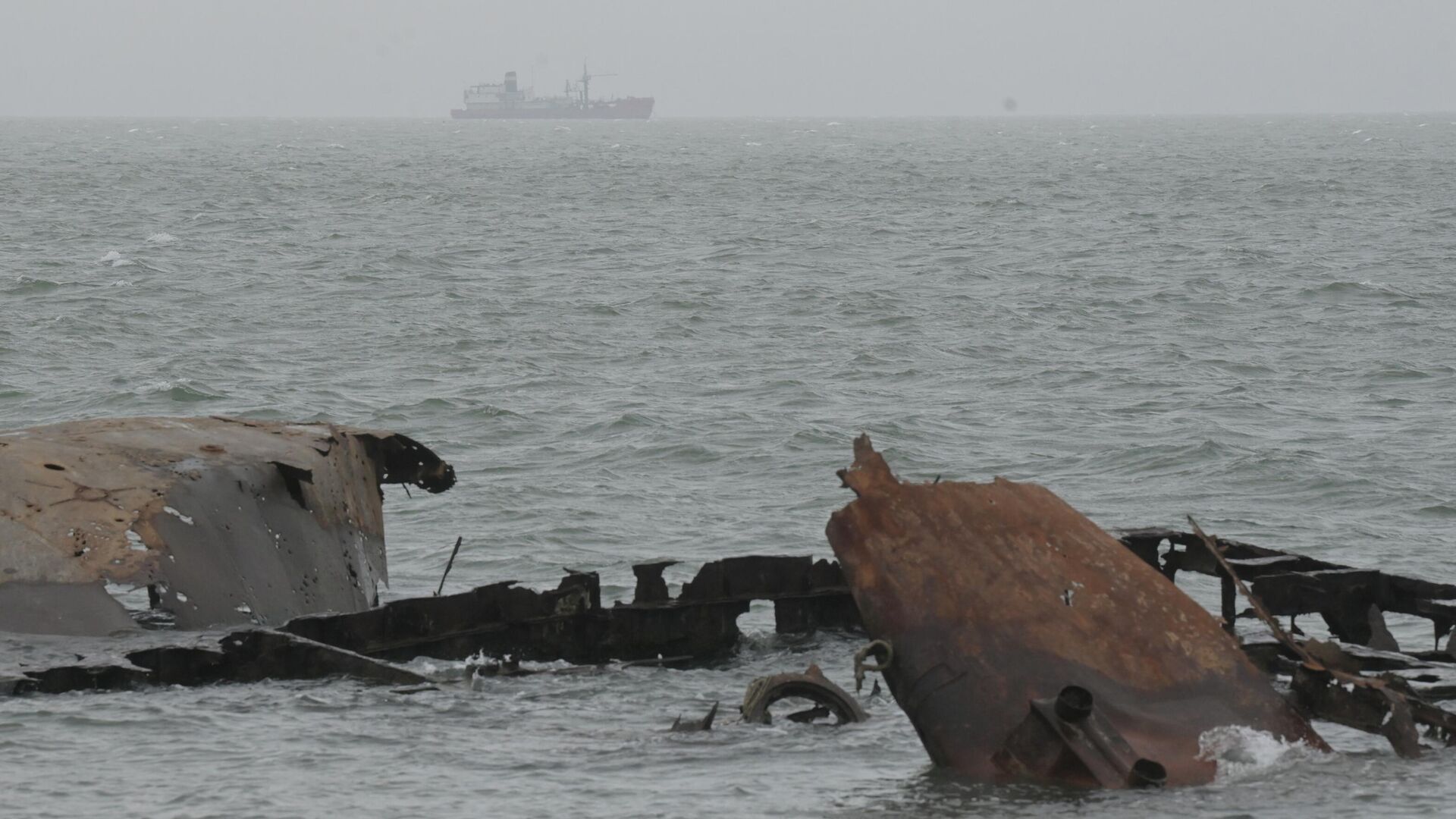 Подбитый корабль в черном море российский сегодня. Военный порт Мариуполь. Порт Мариуполь 2022. Мариуполь пляж 2022. Корабль взорвался.