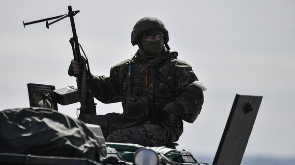 Российский военный на бронетехнике во время спецоперации на Украине