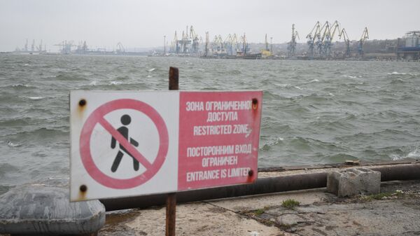 Знак зоны ограниченного доступа в морском торговом порту Мариуполя