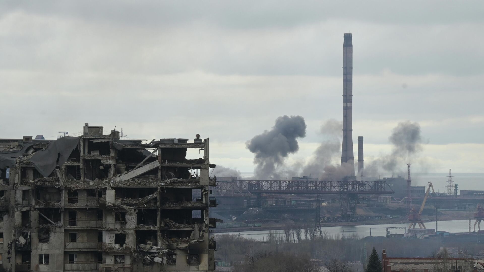 Дым над заводом Азовсталь в Мариуполе - РИА Новости, 1920, 23.04.2022