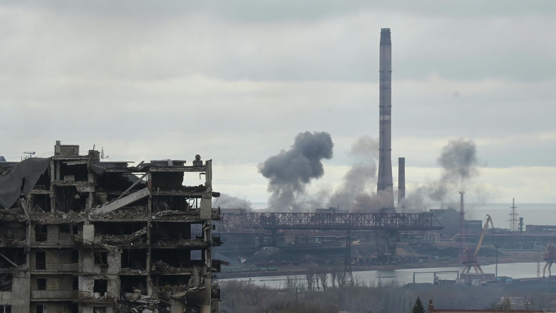 Дым над заводом Азовсталь в Мариуполе - РИА Новости, 1920, 19.04.2022