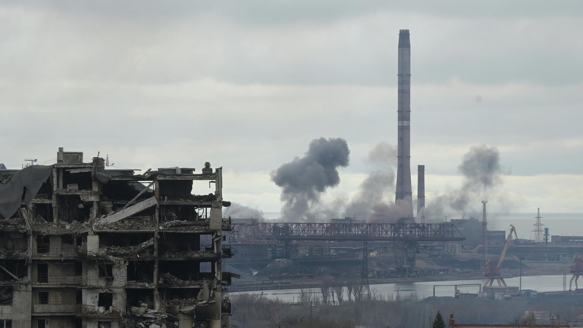 Дым над заводом Азовсталь в Мариуполе - РИА Новости, 1920, 20.04.2022