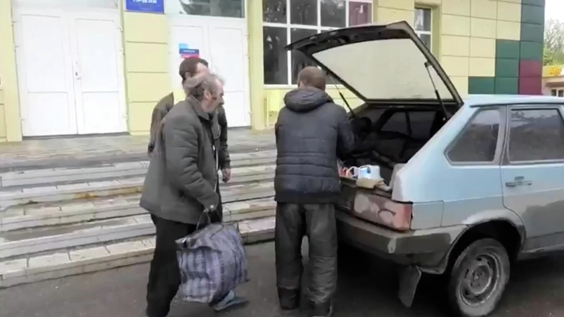 Пришлось хоронить в огороде: житель города Попасная о гибели жены при обстреле ВСУ - РИА Новости, 1920, 20.04.2022