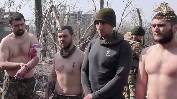 Украинские военнослужащие, сложившие оружие и вышли с комбината Азовсталь. Кадр видео