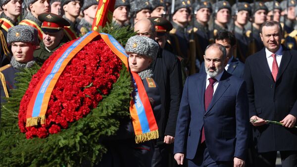 Премьер-министр Армении Никол Пашинян на церемонии возложения венка к Могиле Неизвестного солдата в Александровском саду