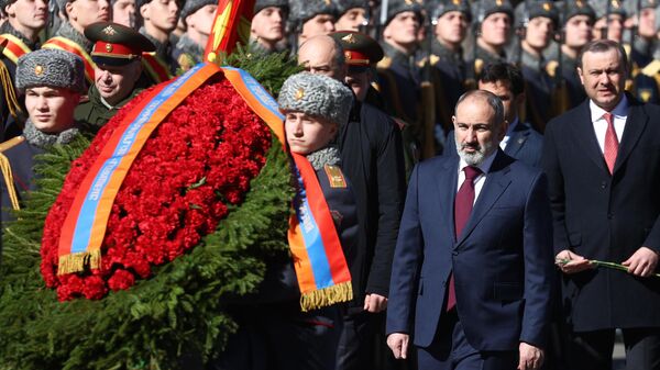 Премьер-министр Армении Никол Пашинян на церемонии возложения венка к Могиле Неизвестного солдата в Александровском саду