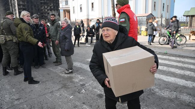 Раздача гуманитарной помощи на Украине