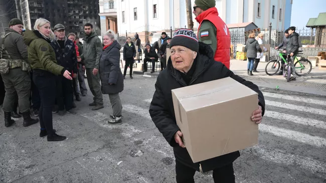 Раздача гуманитарной помощи сотрудниками МЧС РФ в центре Мариуполя