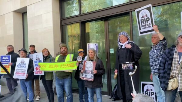 Сторонники Джулиана Ассанжа требуют его освобождения у здания суда 