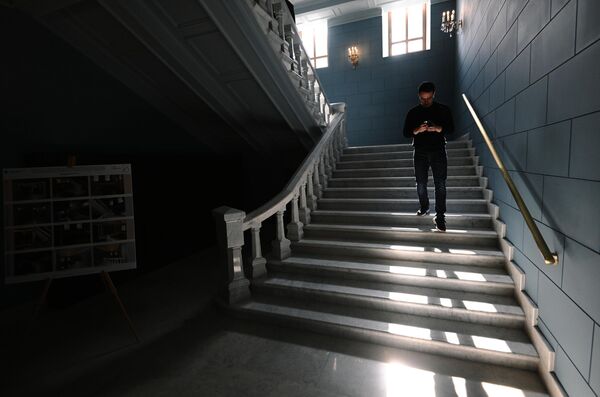 Посетитель на лестнице Московского драматического театра на Малой Бронной в Москве