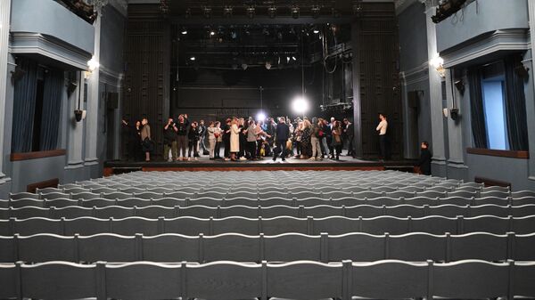 Журналисты на сцене отреставрированного зрительного зала Московского драматического театра на Бронной в Москве