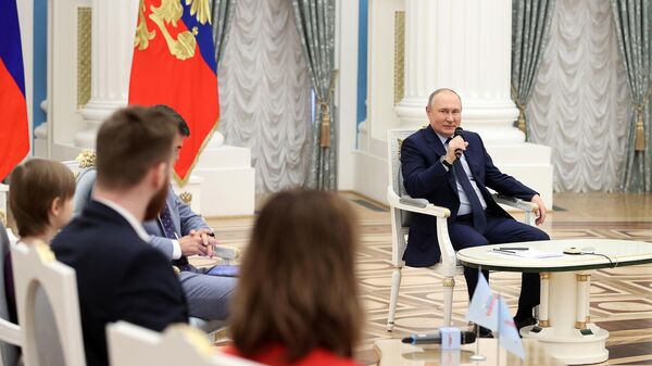 резидент РФ Владимир Путин проводит заседание наблюдательного совета АНО Россия - страна возможностей