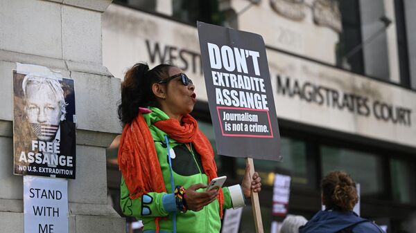Акция в поддержку Джулиана Ассанжа у здания Вестминстерского магистратского суда Лондона